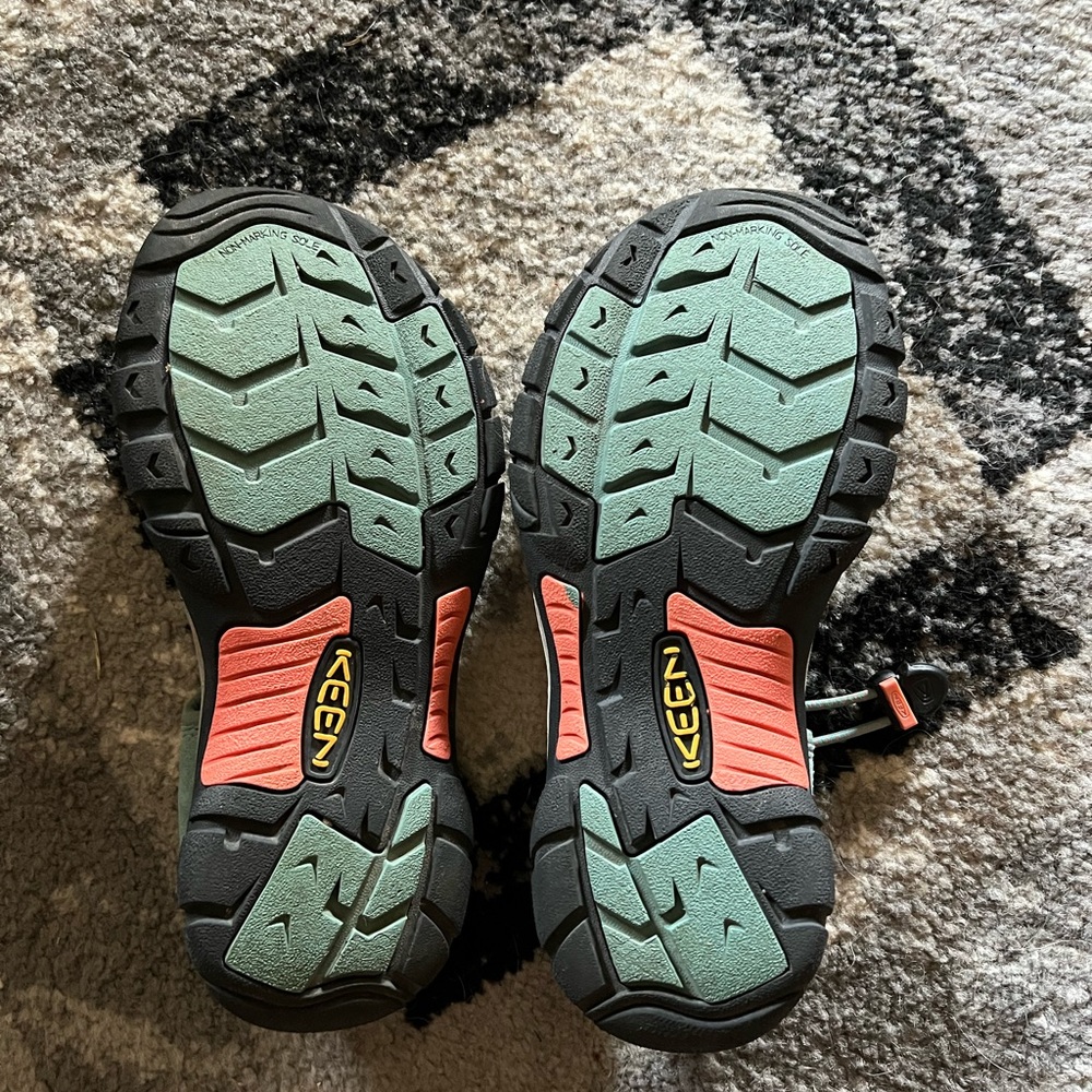 Size 7 womens keens. Lightly worn